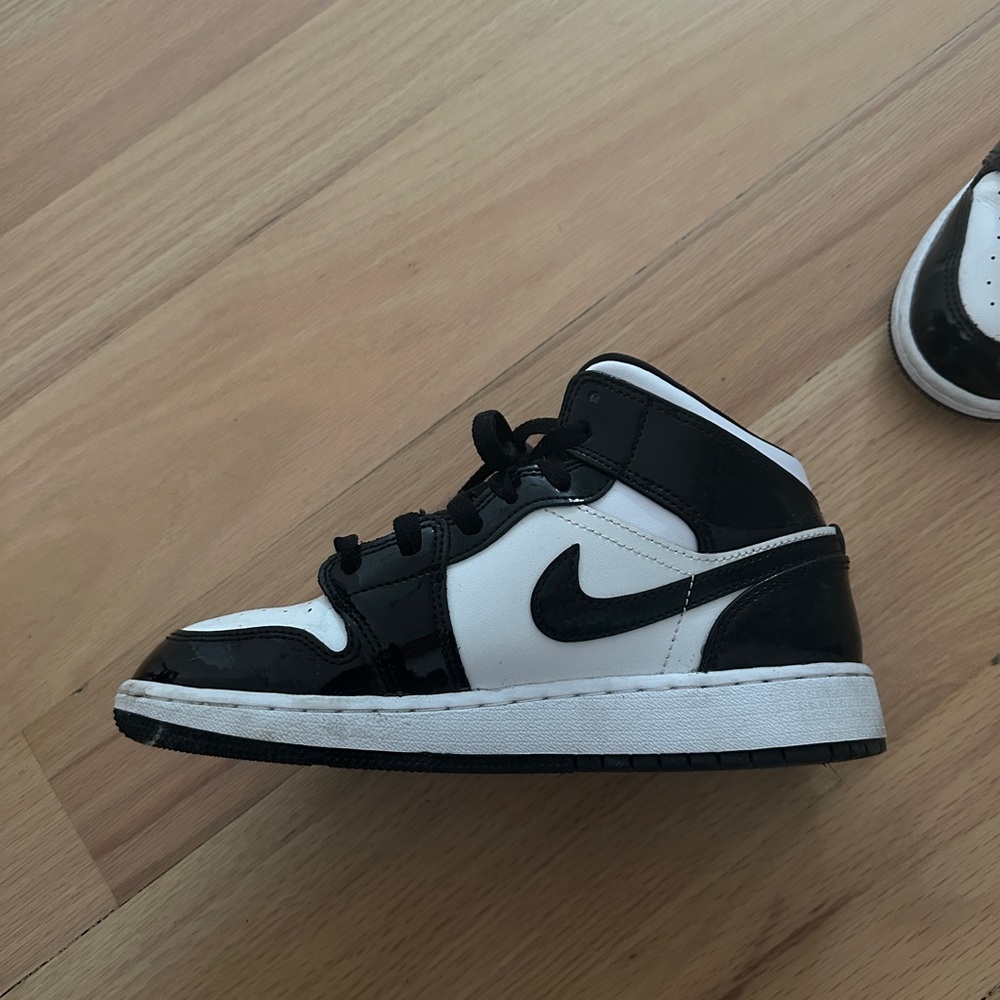 Jordan 1 Mid (Carbon Fiber) SIZE 4.5Y (Equivalent to Women’s Size 6.5)